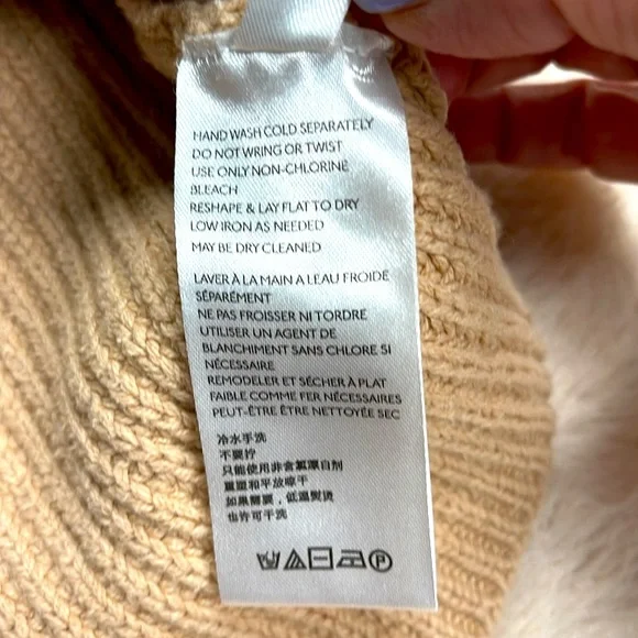 BNWOT URBAN OUTFITTERS VICTORIA OVER-SIZED SLOUCHY V-NECK BEIGE SWEATER SIZE XS - Picture 7 of 9